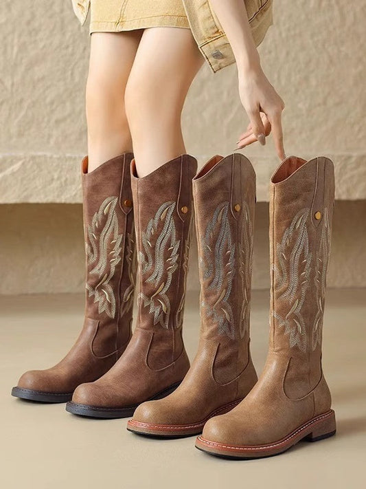 Botas largas marrones con cremallera trasera bordada