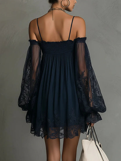 Vestido corto azul marino con encaje y hombros descubiertos
