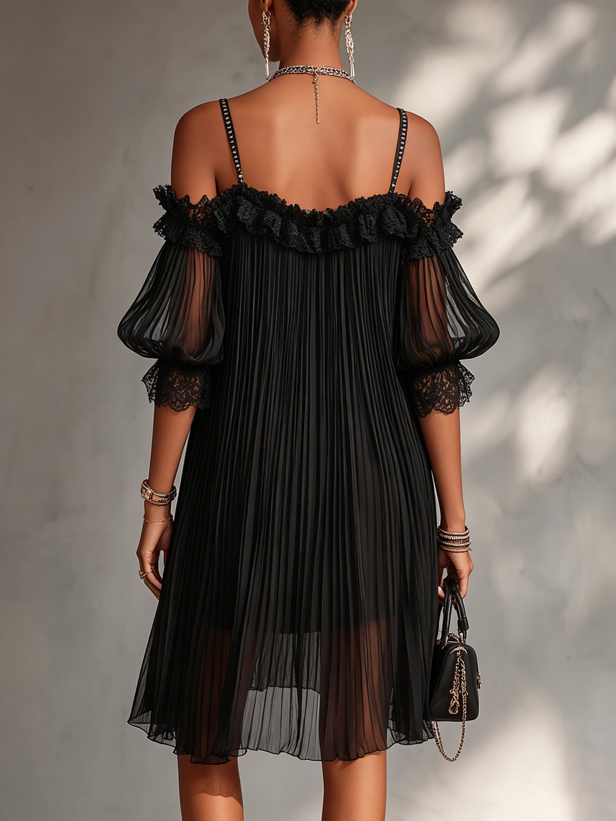 Vestido mini negro de gasa con hombros descubiertos y ribete de encaje