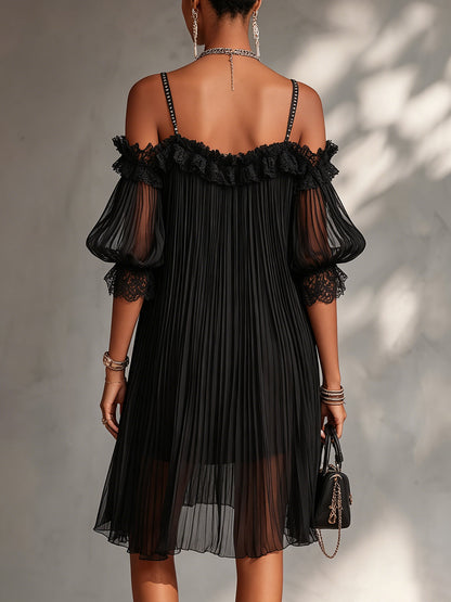 Vestido mini negro de gasa con hombros descubiertos y ribete de encaje