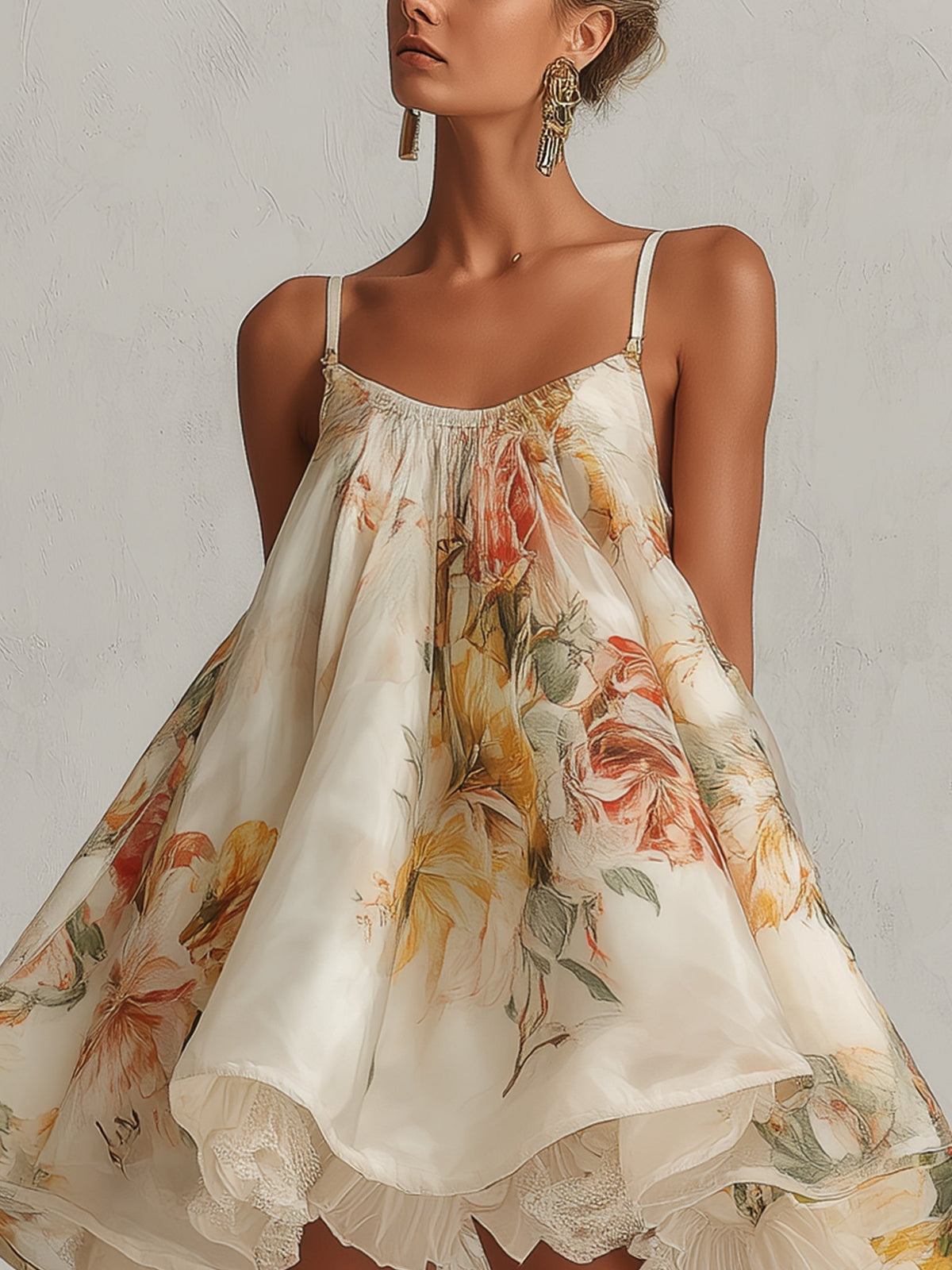 Vestido corto de organza beige con flores