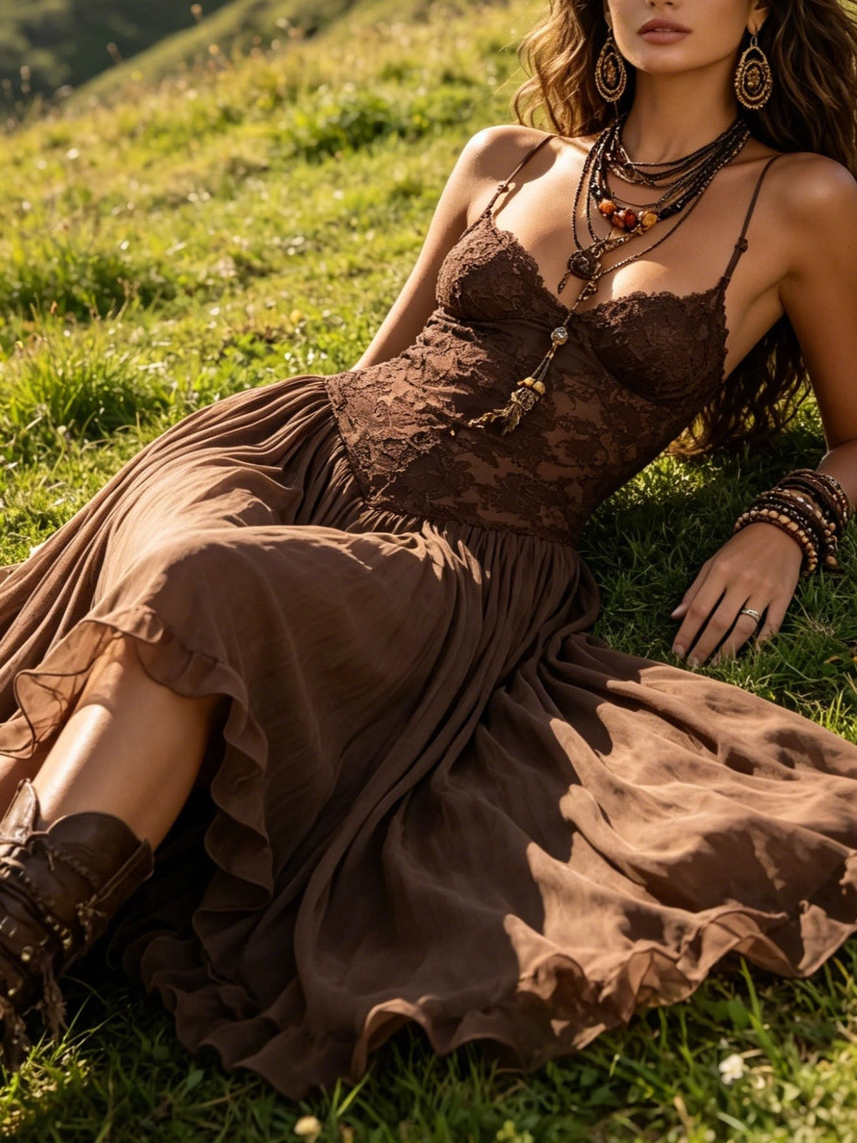 Vestido maxi de gasa marrón oscuro con paneles de encaje