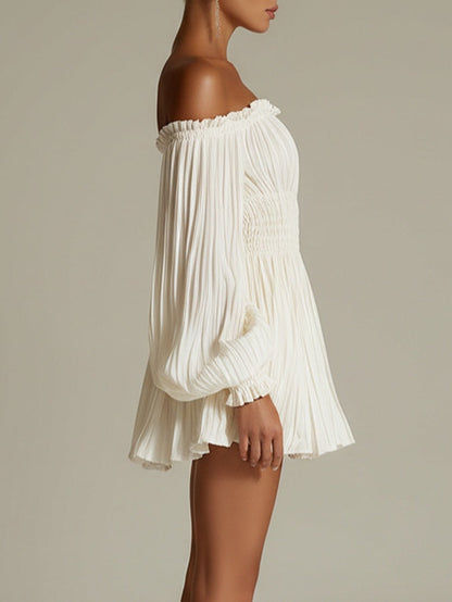 Vestido corto blanco con fruncido y hombros descubiertos