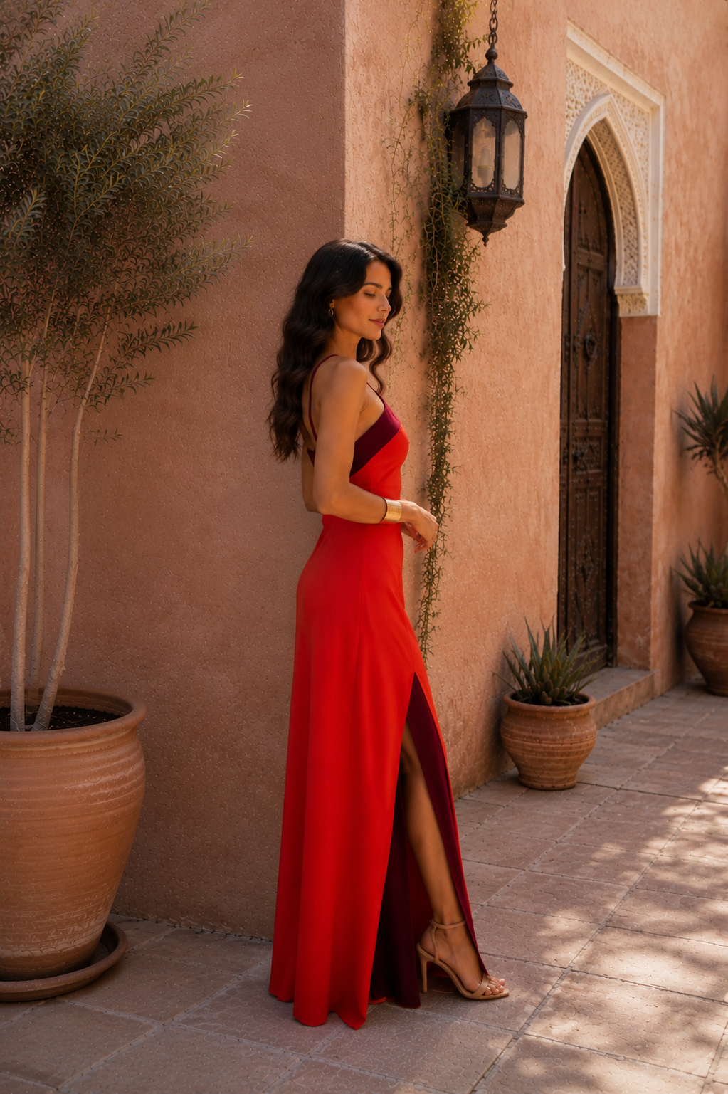 Vestido largo halter con abertura elegante