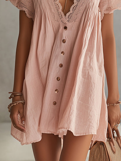 El vestido rosa de encaje con botones