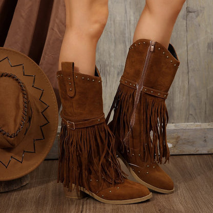 Botas de caballero con cinturón de tachuelas y borlas retro