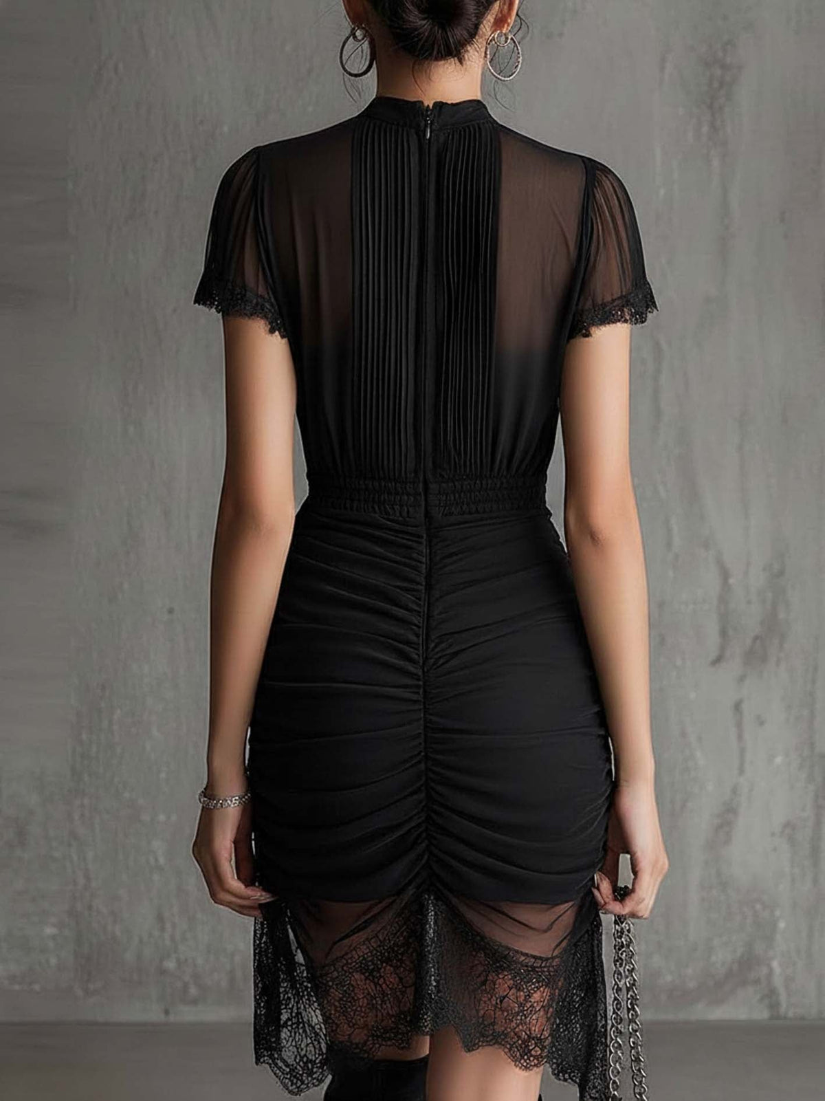 El vestido negro plisado de encaje