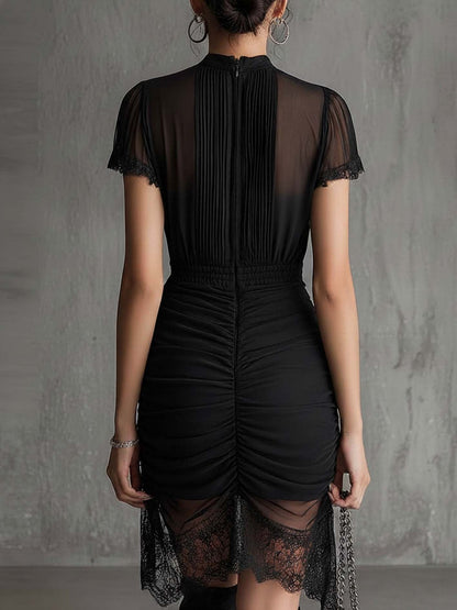 El vestido negro plisado de encaje