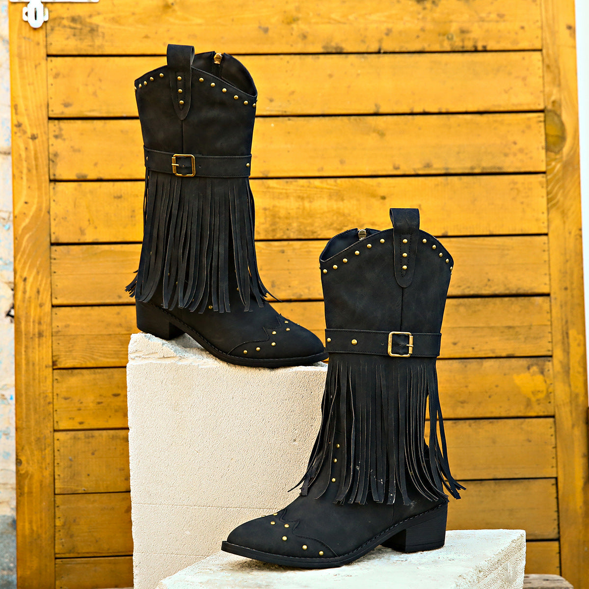 Botas de caballero con cinturón de tachuelas y borlas retro