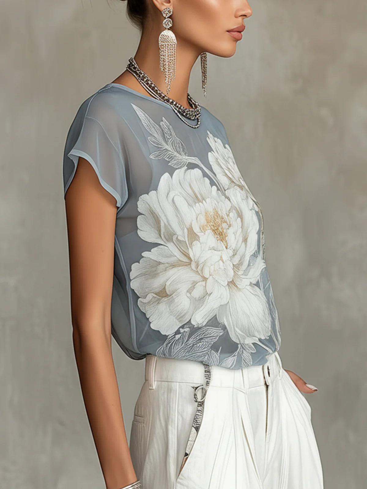 Blusa azul de gasa con estampado floral