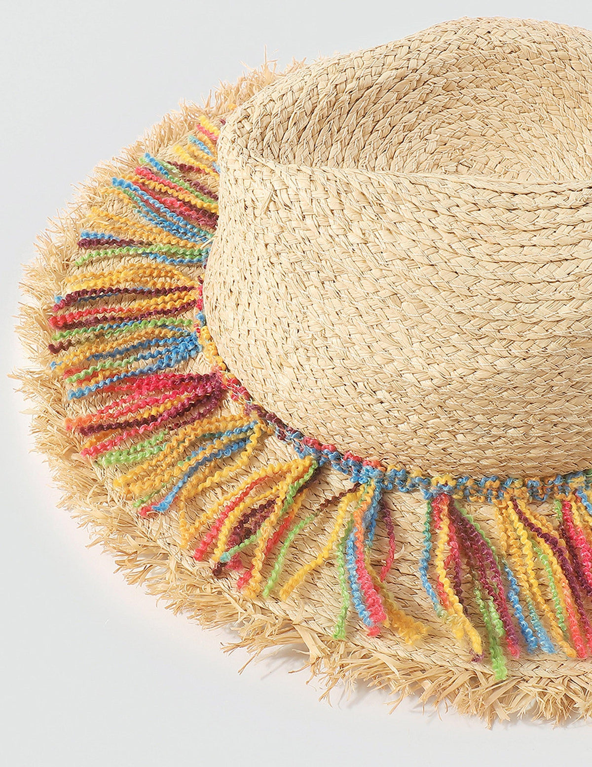 Sombrero de paja con borlas de cuerda de algodón colorida
