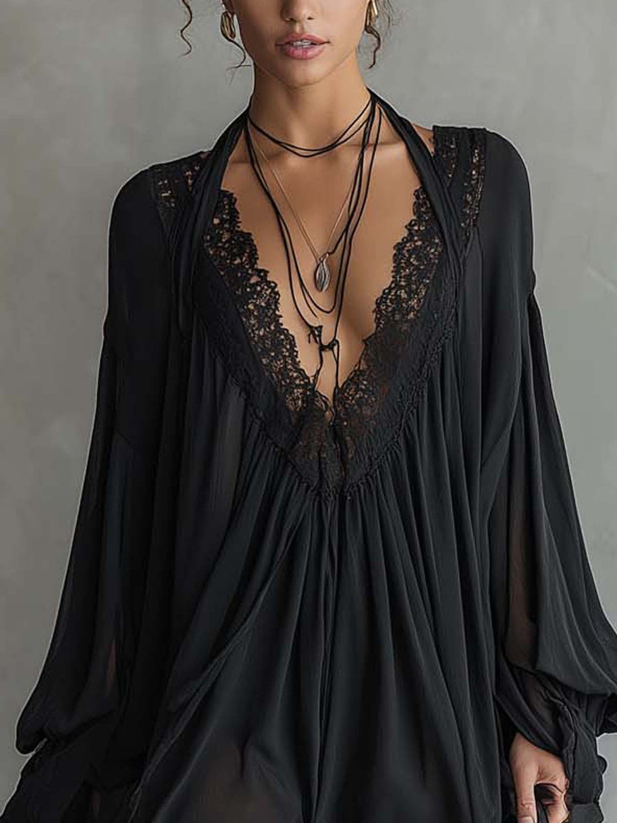 Vestido corto negro de encaje con espalda descubierta