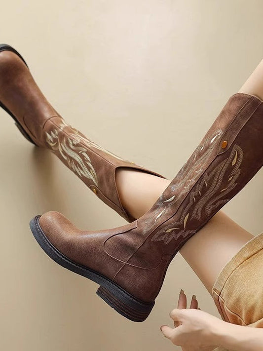 Botas largas marrones con cremallera trasera bordada