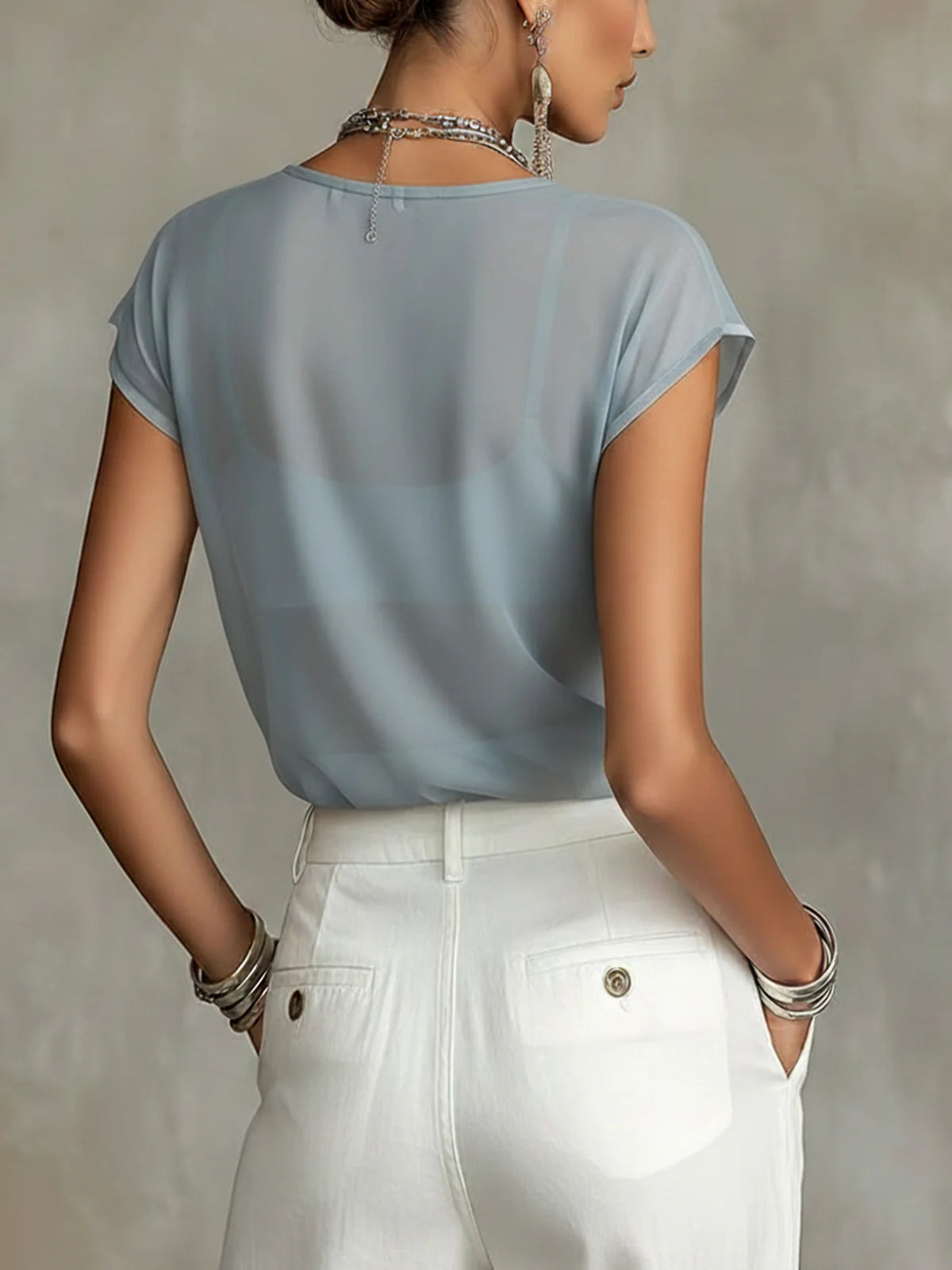 Blusa azul de gasa con estampado floral