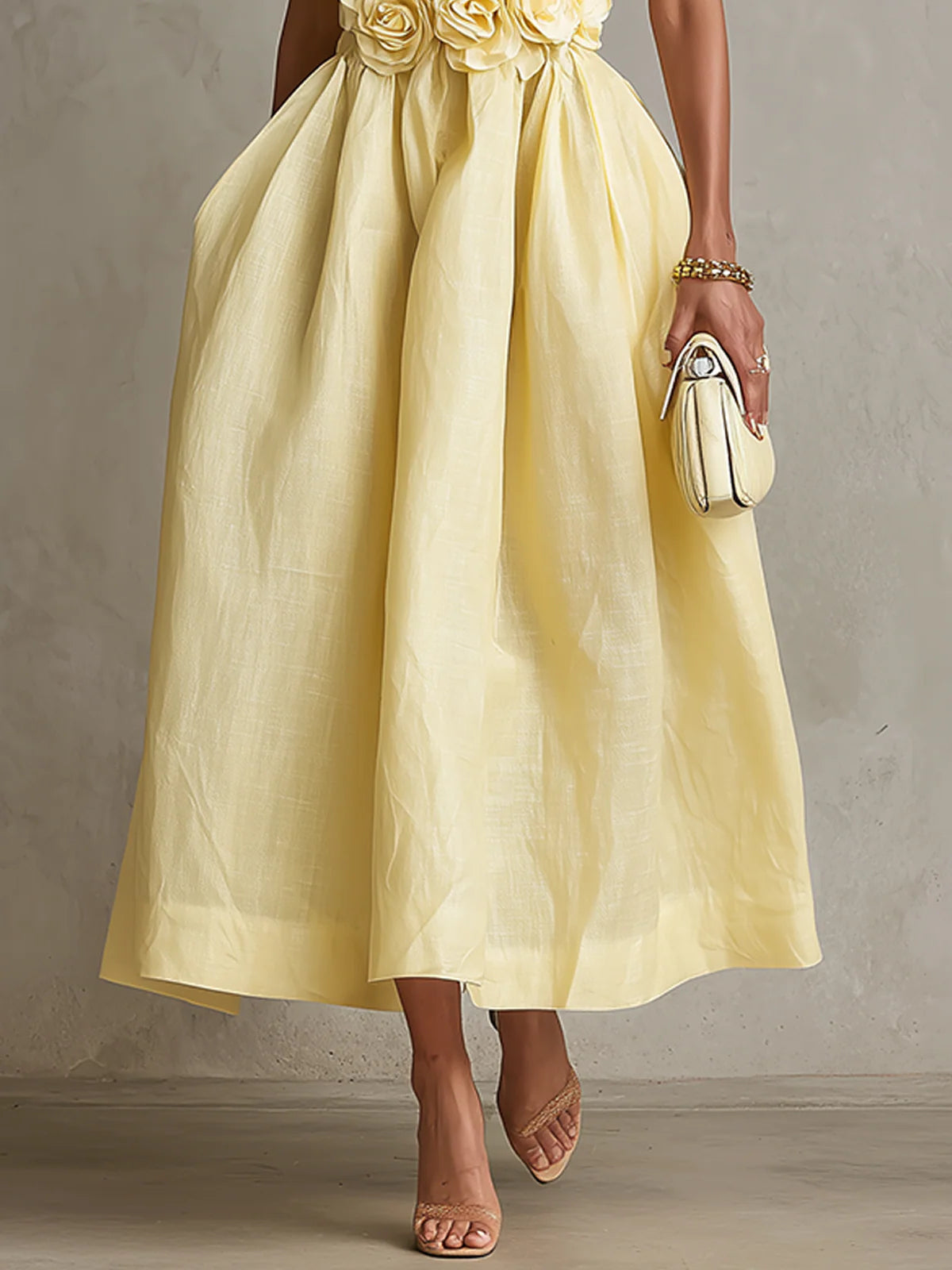 Vestido midi amarillo sin tirantes con flor 3D