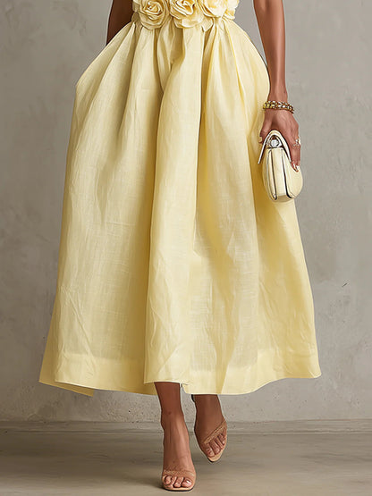 Vestido midi amarillo sin tirantes con flor 3D