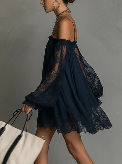 Vestido corto azul marino con encaje y hombros descubiertos