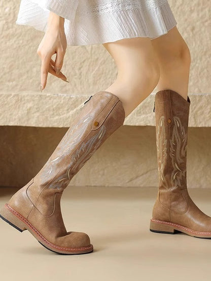 Botas largas marrones con cremallera trasera bordada