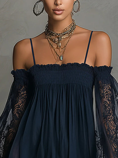 Vestido corto azul marino con encaje y hombros descubiertos