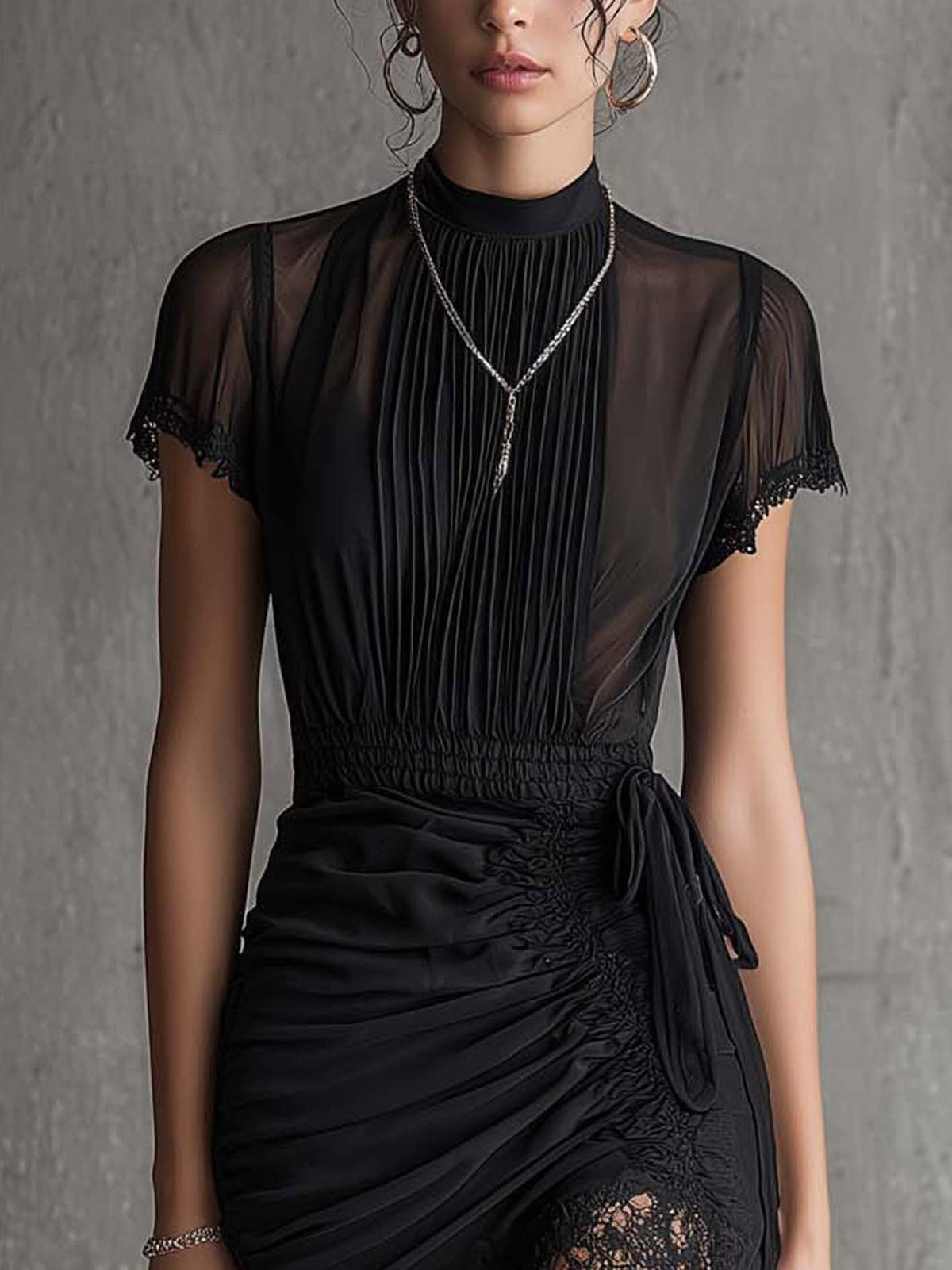 El vestido negro plisado de encaje