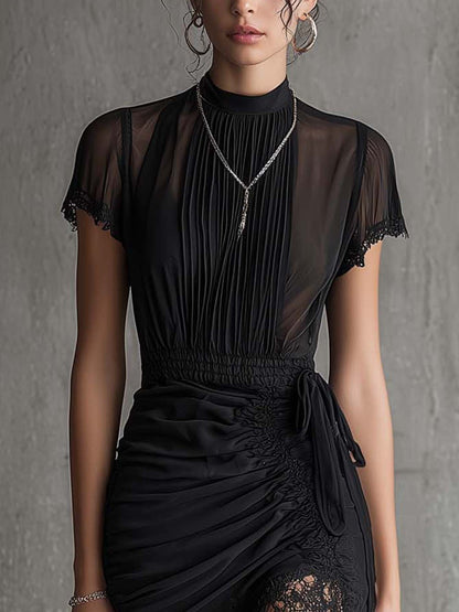 El vestido negro plisado de encaje