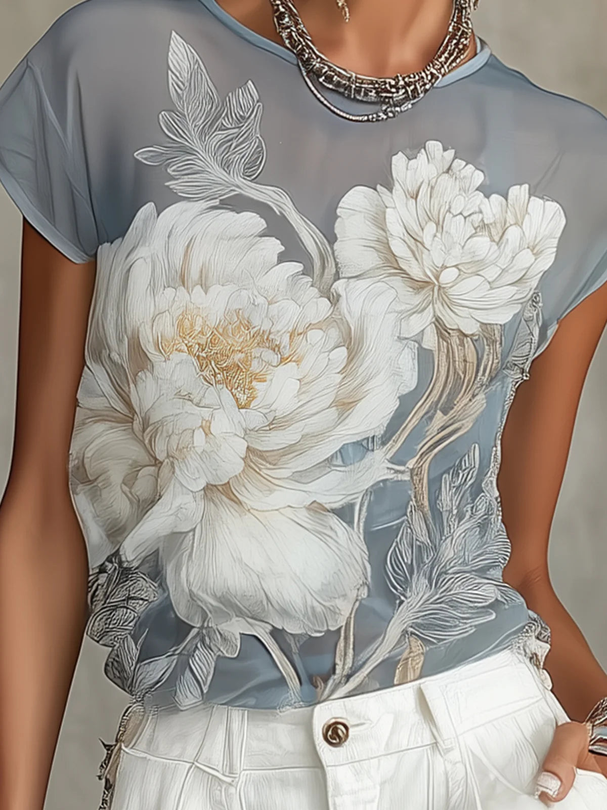 Blusa azul de gasa con estampado floral