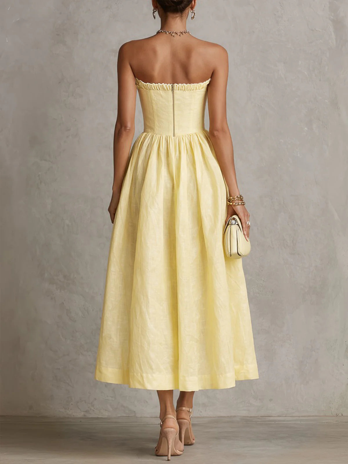 Vestido midi amarillo sin tirantes con flor 3D