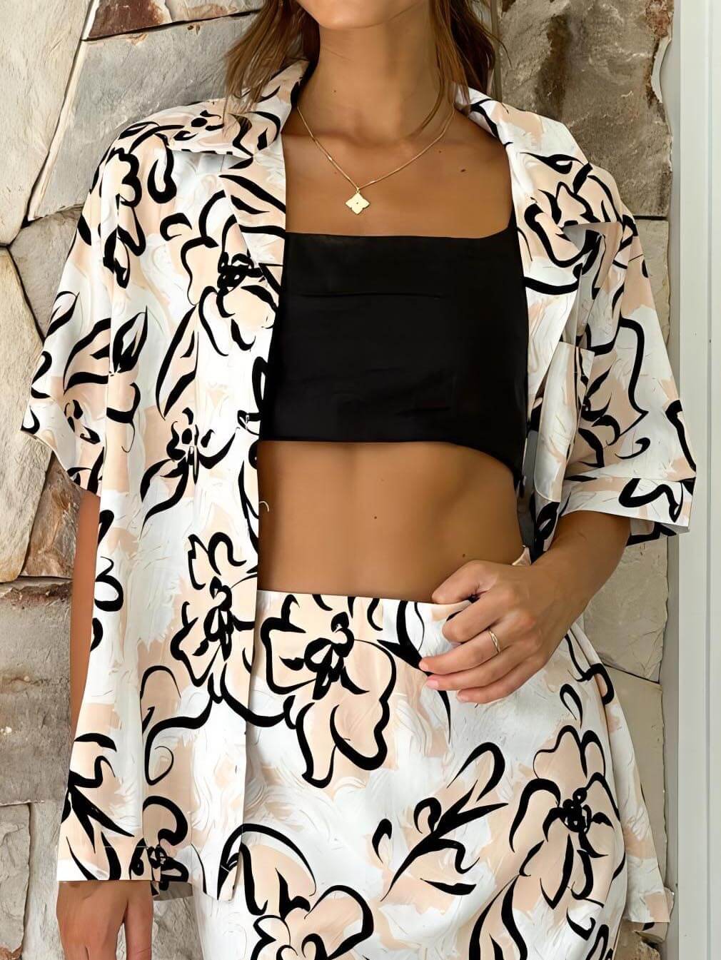 Conjunto casual coordinado con estampado floral botánico
