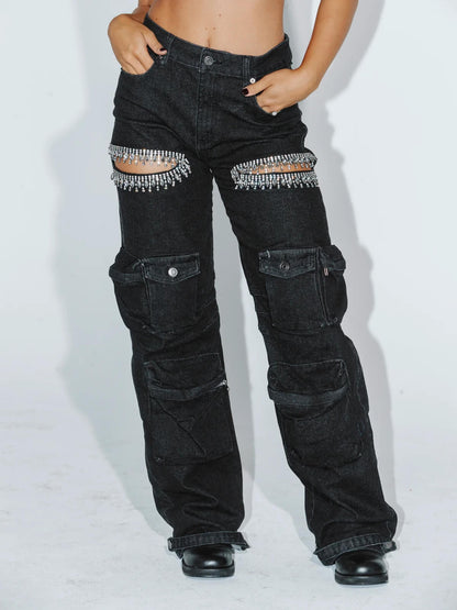 Jeans cargo con strass recortados