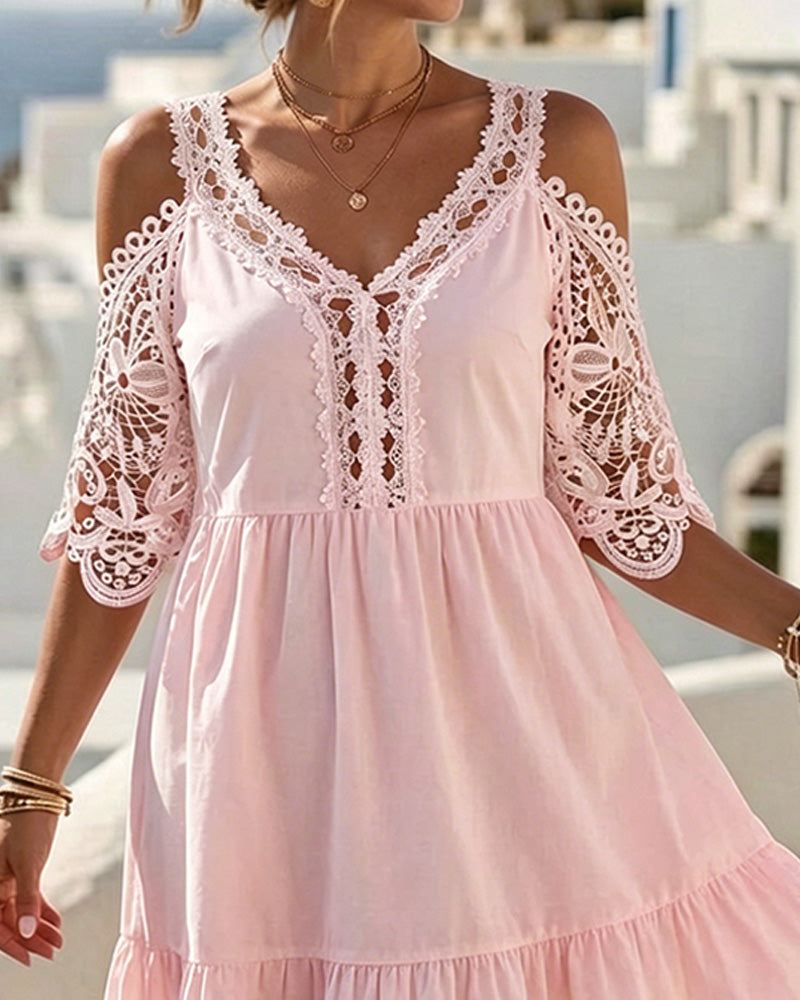 Vestido corto de encaje elegante con hombros descubiertos, en capas.