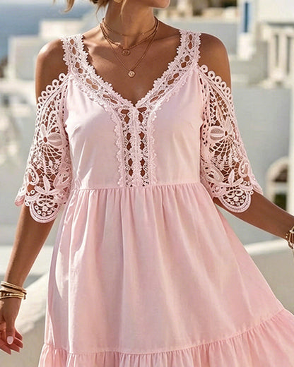 Vestido corto de encaje elegante con hombros descubiertos, en capas.