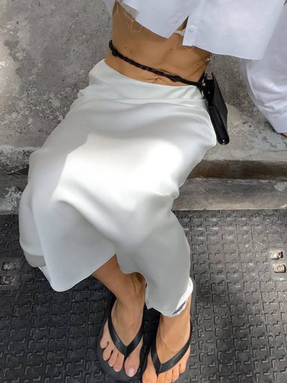 Falda ajustada con abertura en la cadera y cintura alta