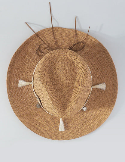 Sombrero de paja con borlas de conchas