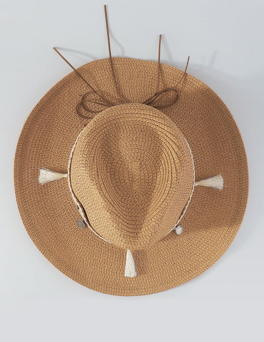 Sombrero de paja con borlas de conchas