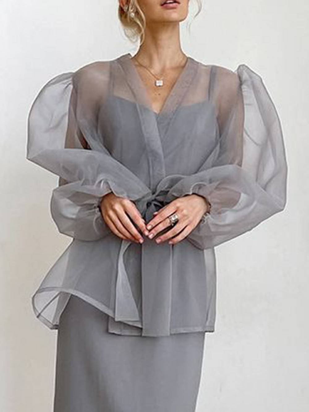 Blusa elegante transparente con cuello en V y mangas largas abullonadas con pajarita