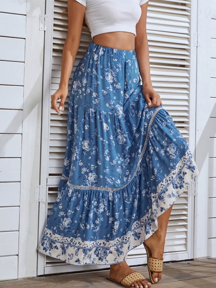 Falda azul con detalle de ojales y cintura alta