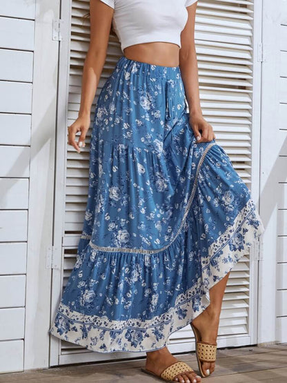 Falda azul con detalle de ojales y cintura alta