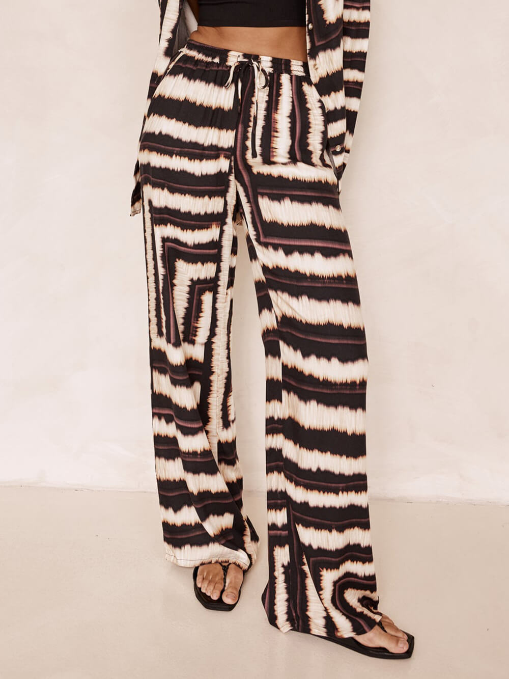 Conjunto de pantalones holgados con estampado de chocolate texturizado y tiras exclusivas