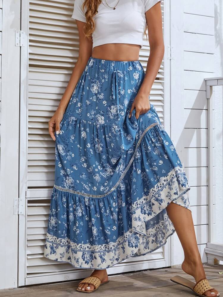 Falda azul con detalle de ojales y cintura alta