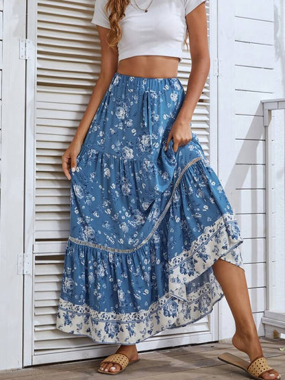 Falda azul con detalle de ojales y cintura alta
