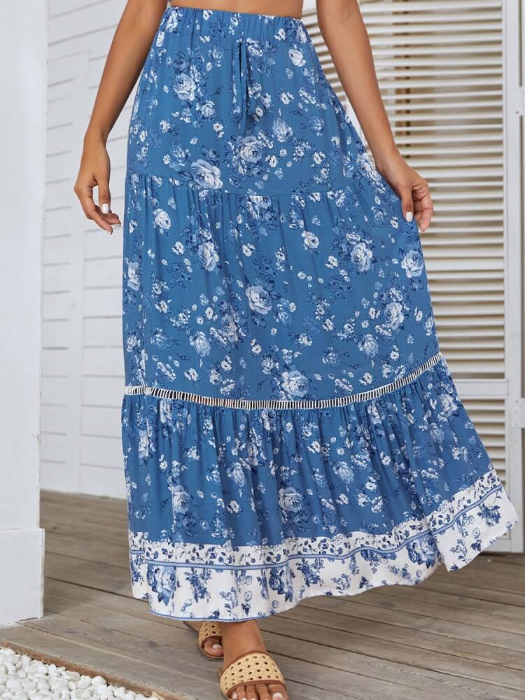 Falda azul con detalle de ojales y cintura alta