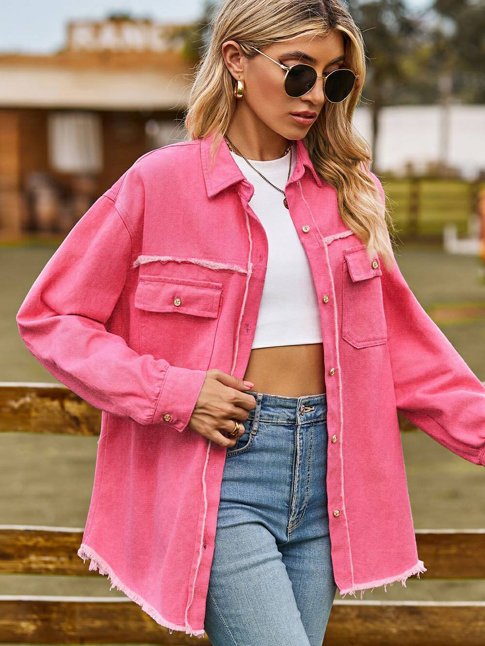 Chaqueta rosa acolchada con bolsillo en el pecho