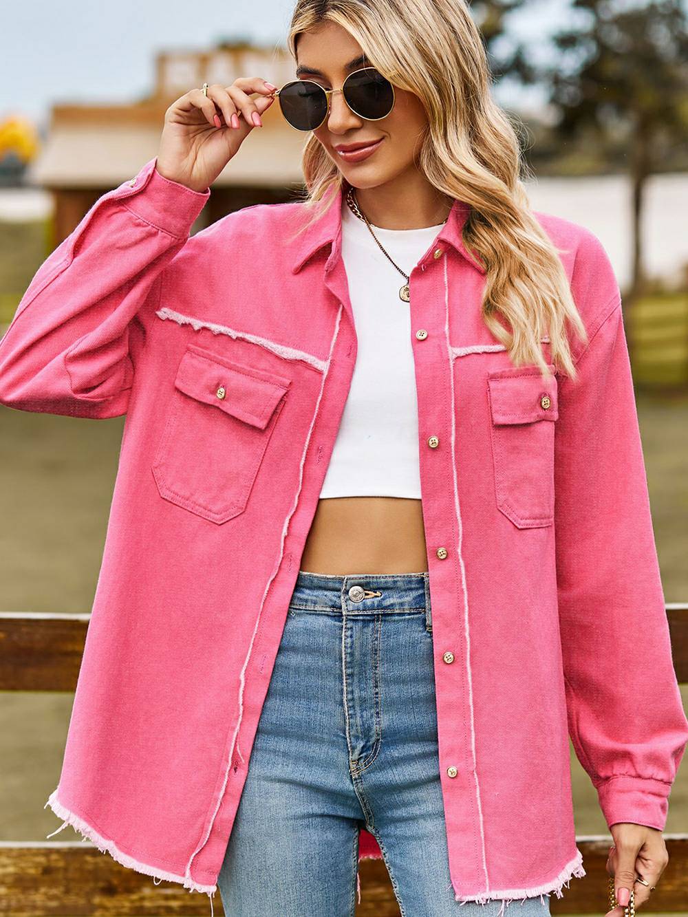 Chaqueta rosa acolchada con bolsillo en el pecho