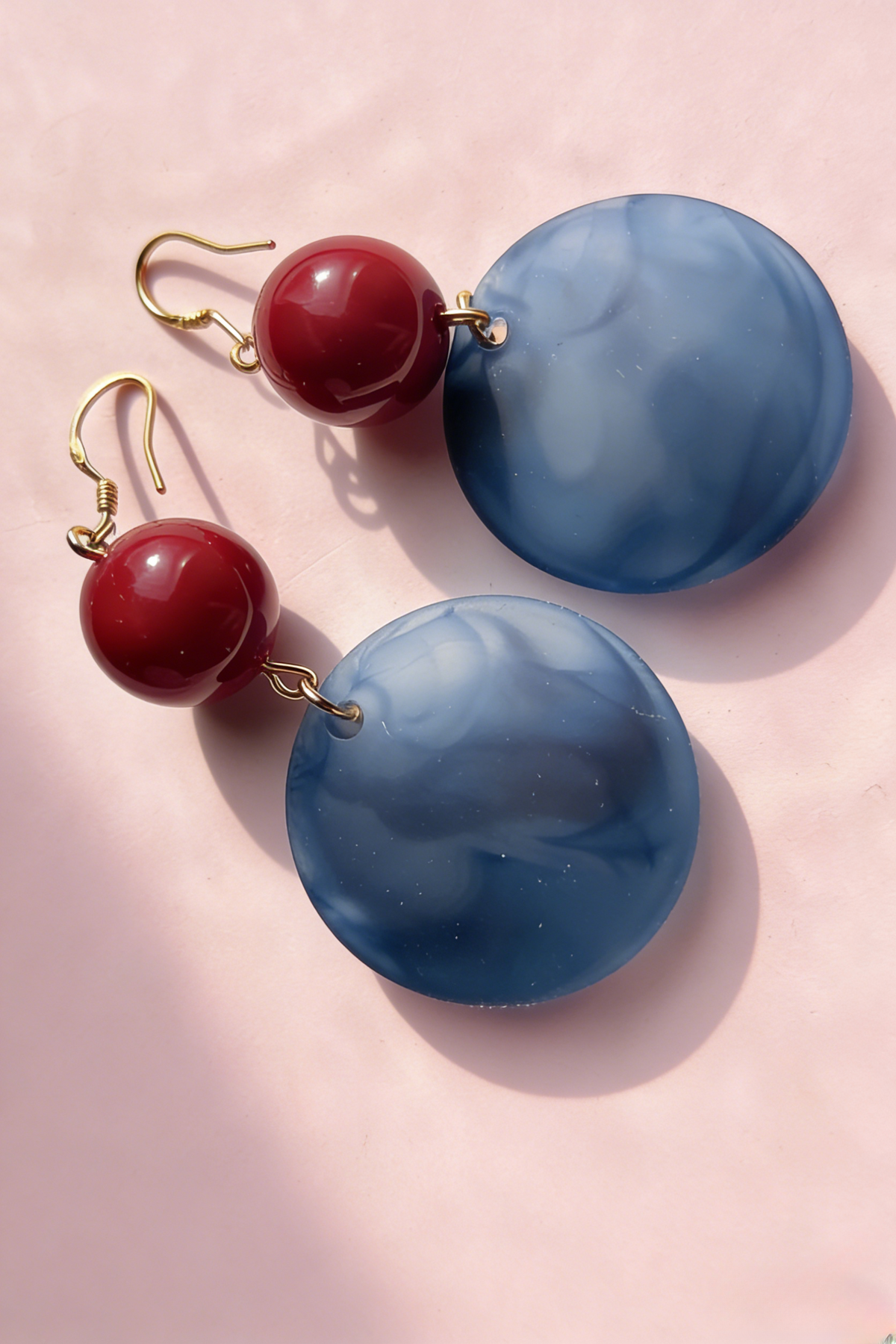 Pendientes redondos vintage nublados en rojo y azul
