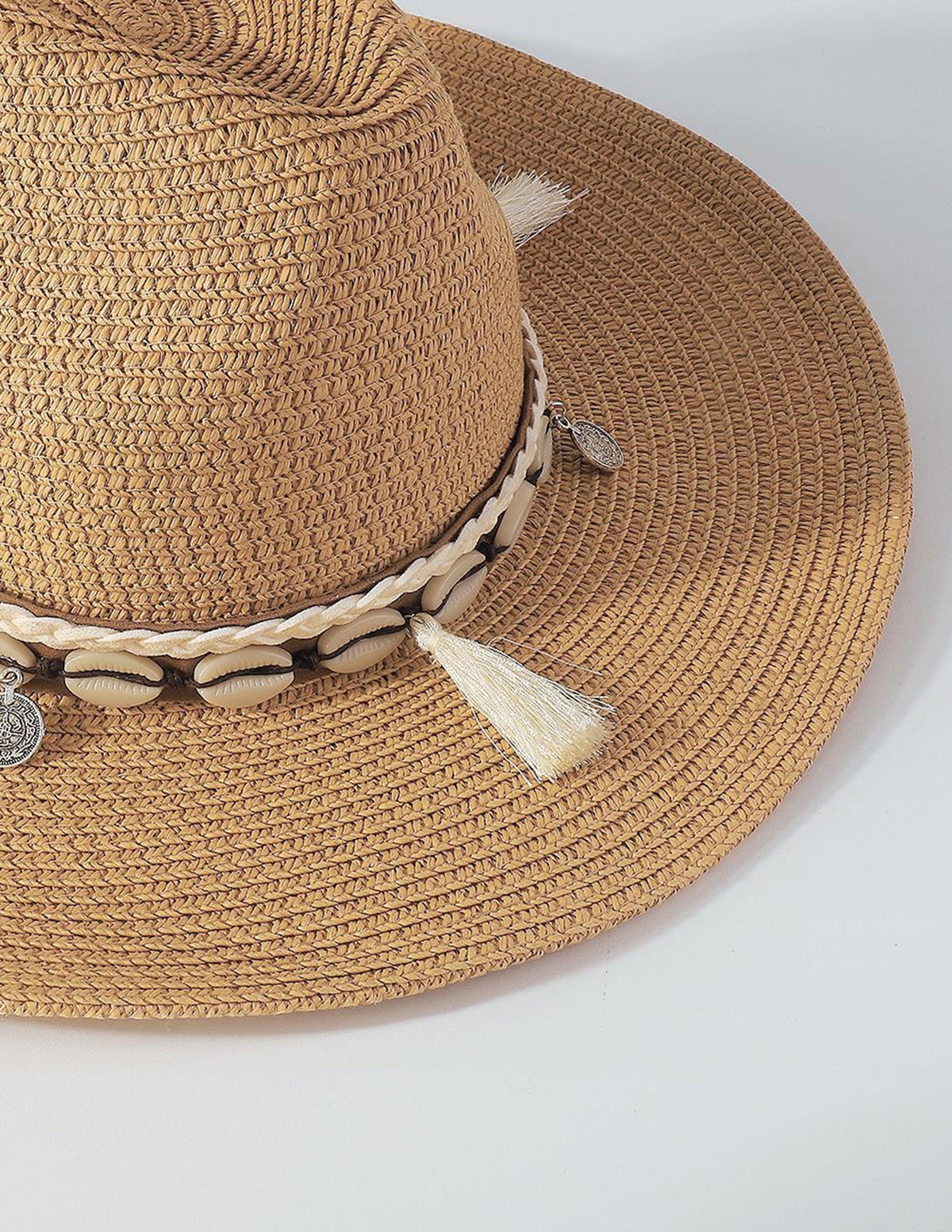 Sombrero de paja con borlas de conchas