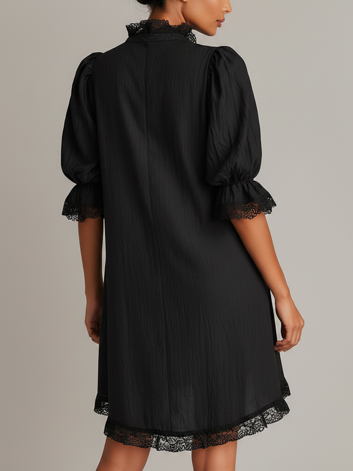 Vestido corto con volantes y encaje