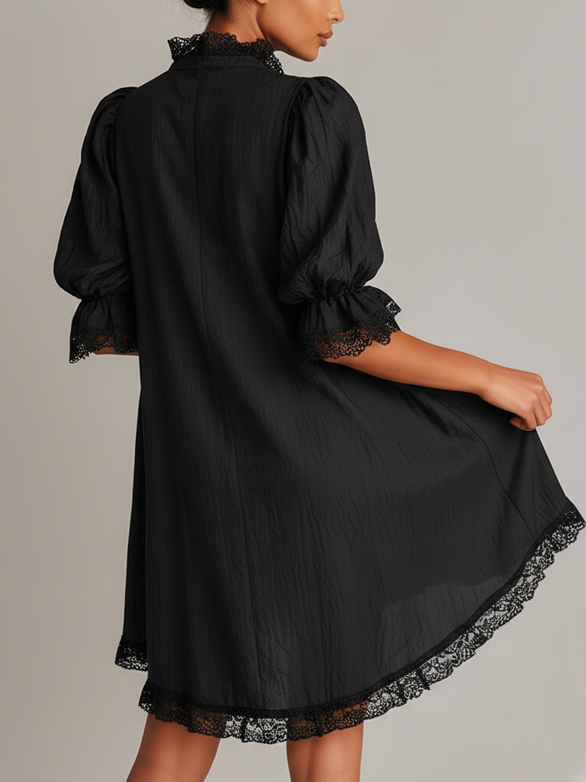 Vestido corto con volantes y encaje