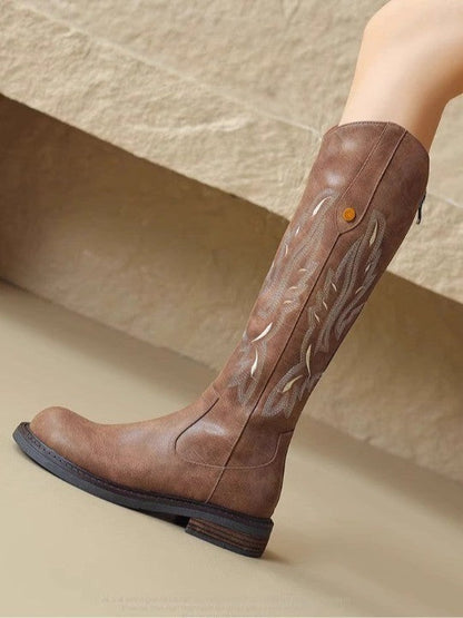 Botas largas marrones con cremallera trasera bordada