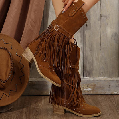 Botas de caballero con cinturón de tachuelas y borlas retro