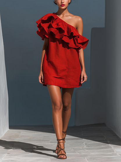Vestido mini rojo de lino mezclado con un solo hombro y volantes en capas